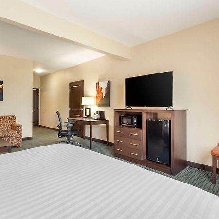 Best Western Plus Longhorn Inn & Suites Luling Exterior photo