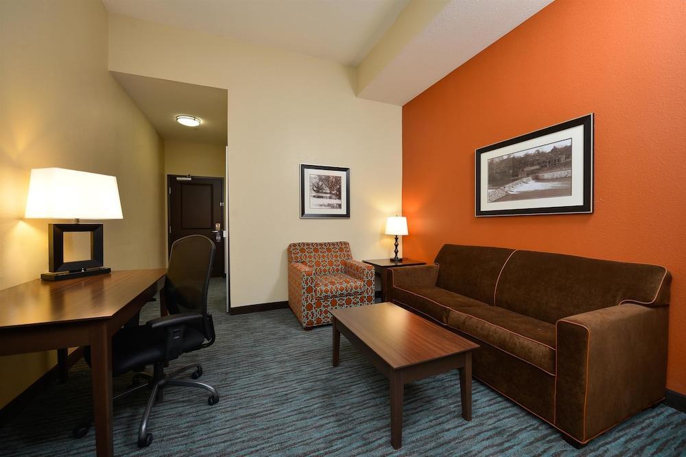 Best Western Plus Longhorn Inn & Suites Luling Exterior photo