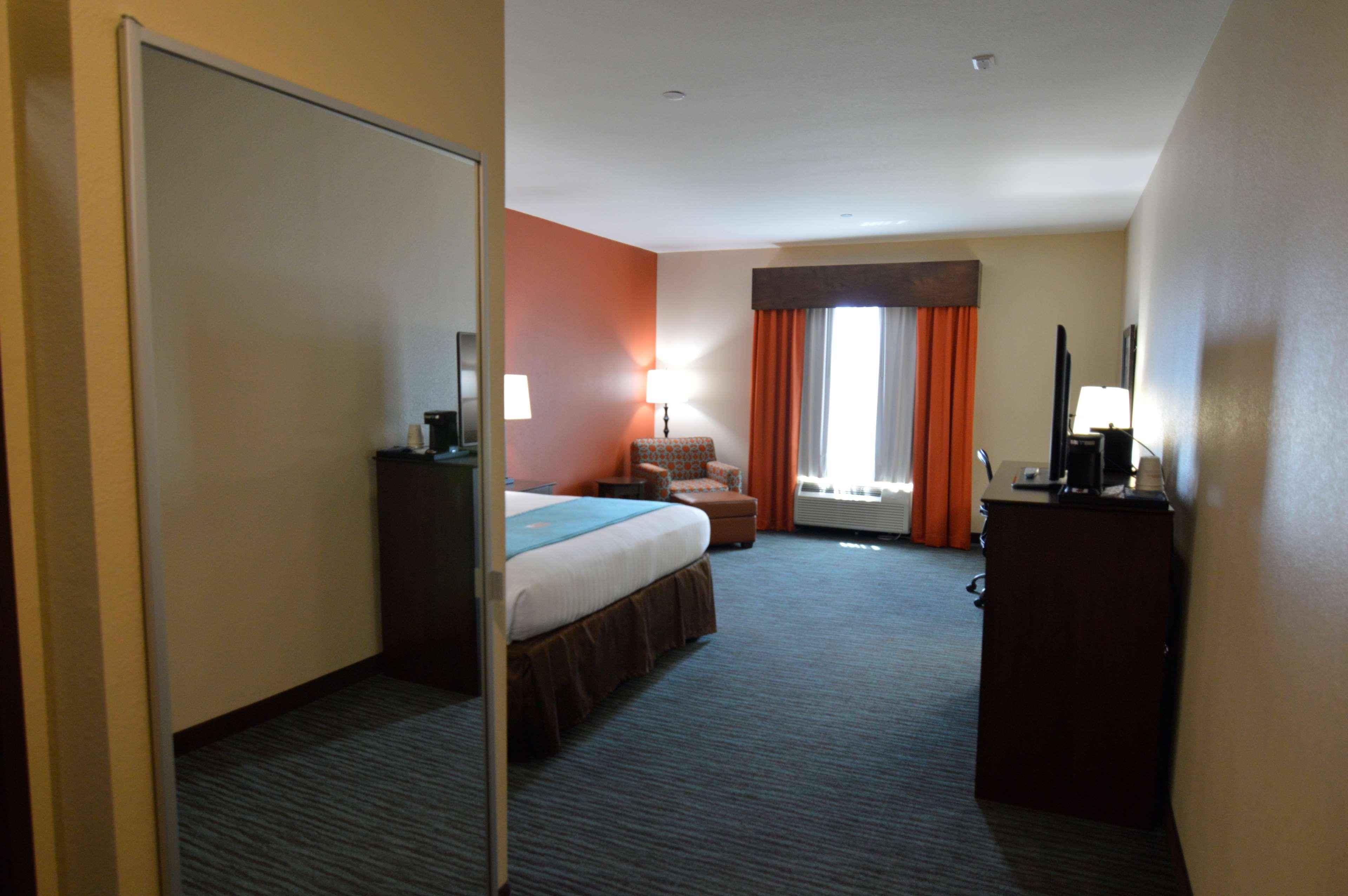 Best Western Plus Longhorn Inn & Suites Luling Exterior photo