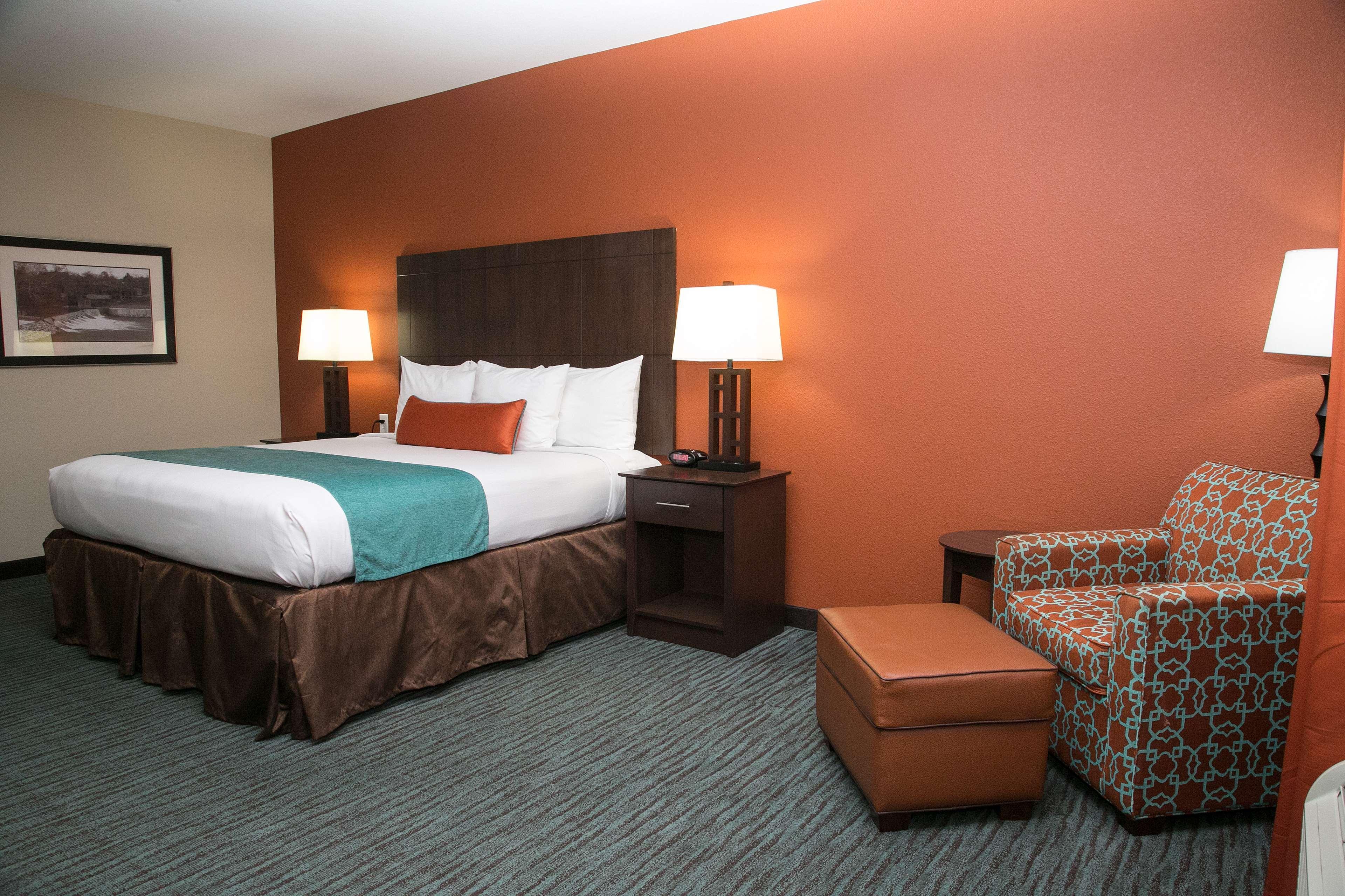 Best Western Plus Longhorn Inn & Suites Luling Exterior photo