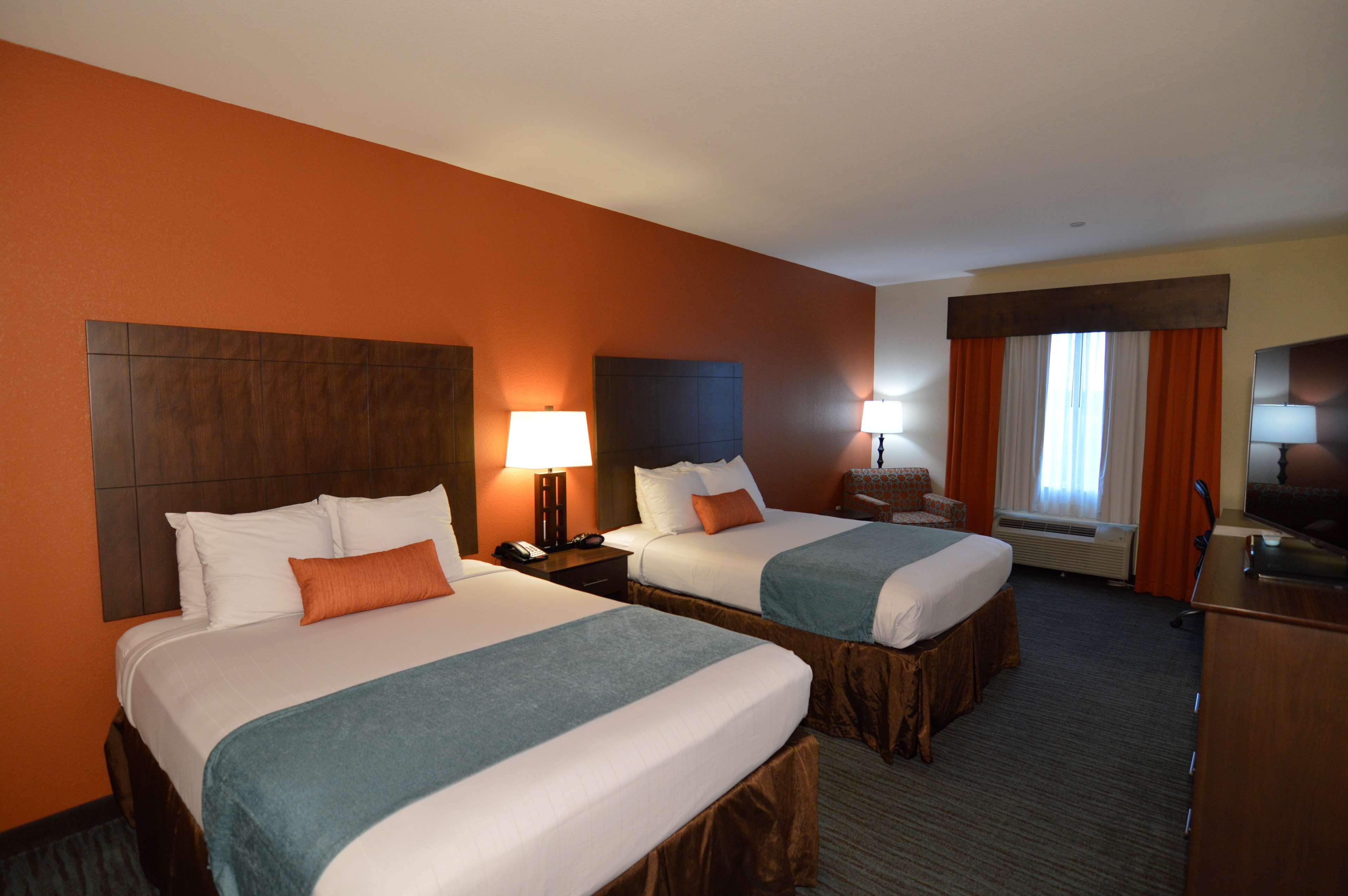 Best Western Plus Longhorn Inn & Suites Luling Exterior photo