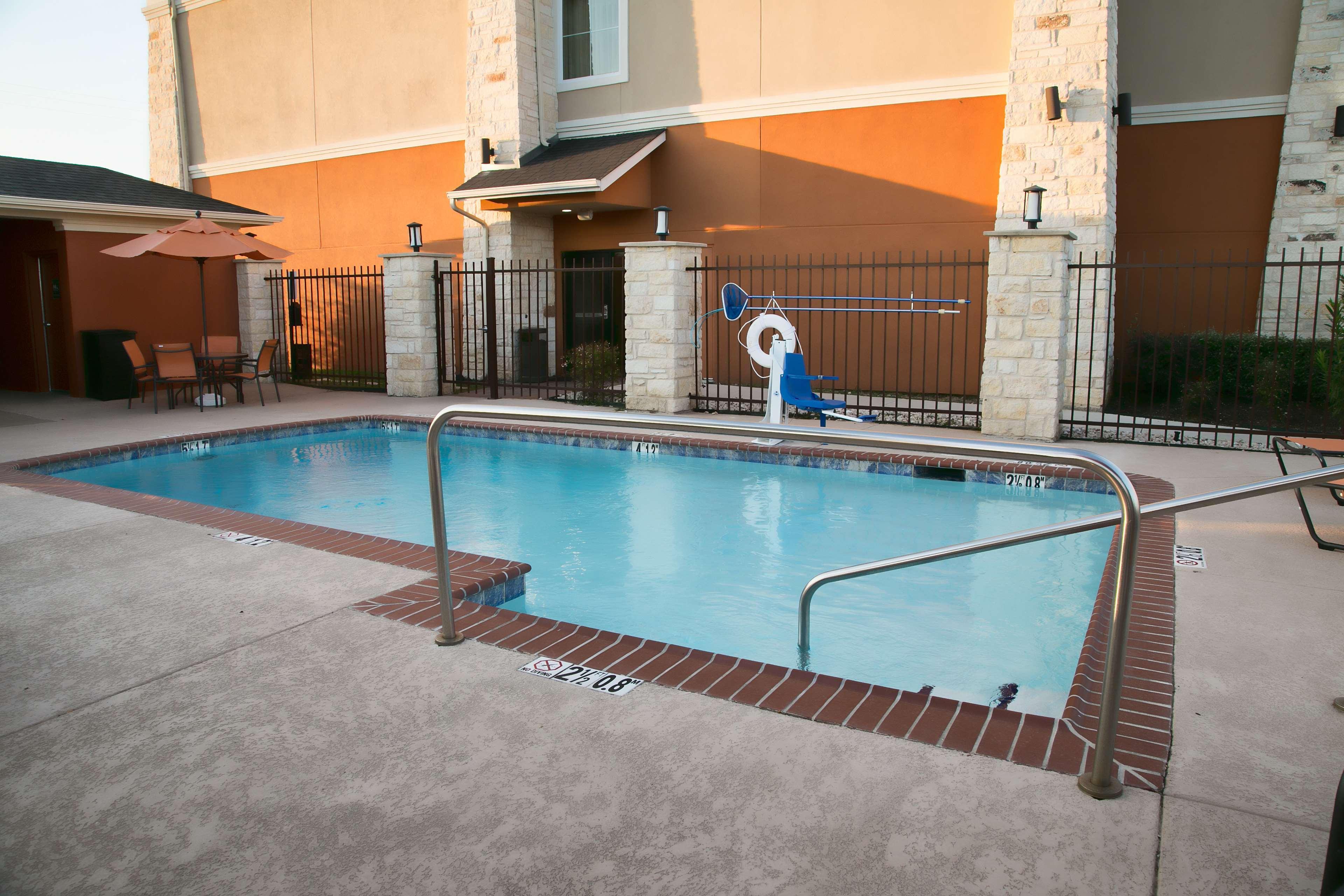 Best Western Plus Longhorn Inn & Suites Luling Exterior photo
