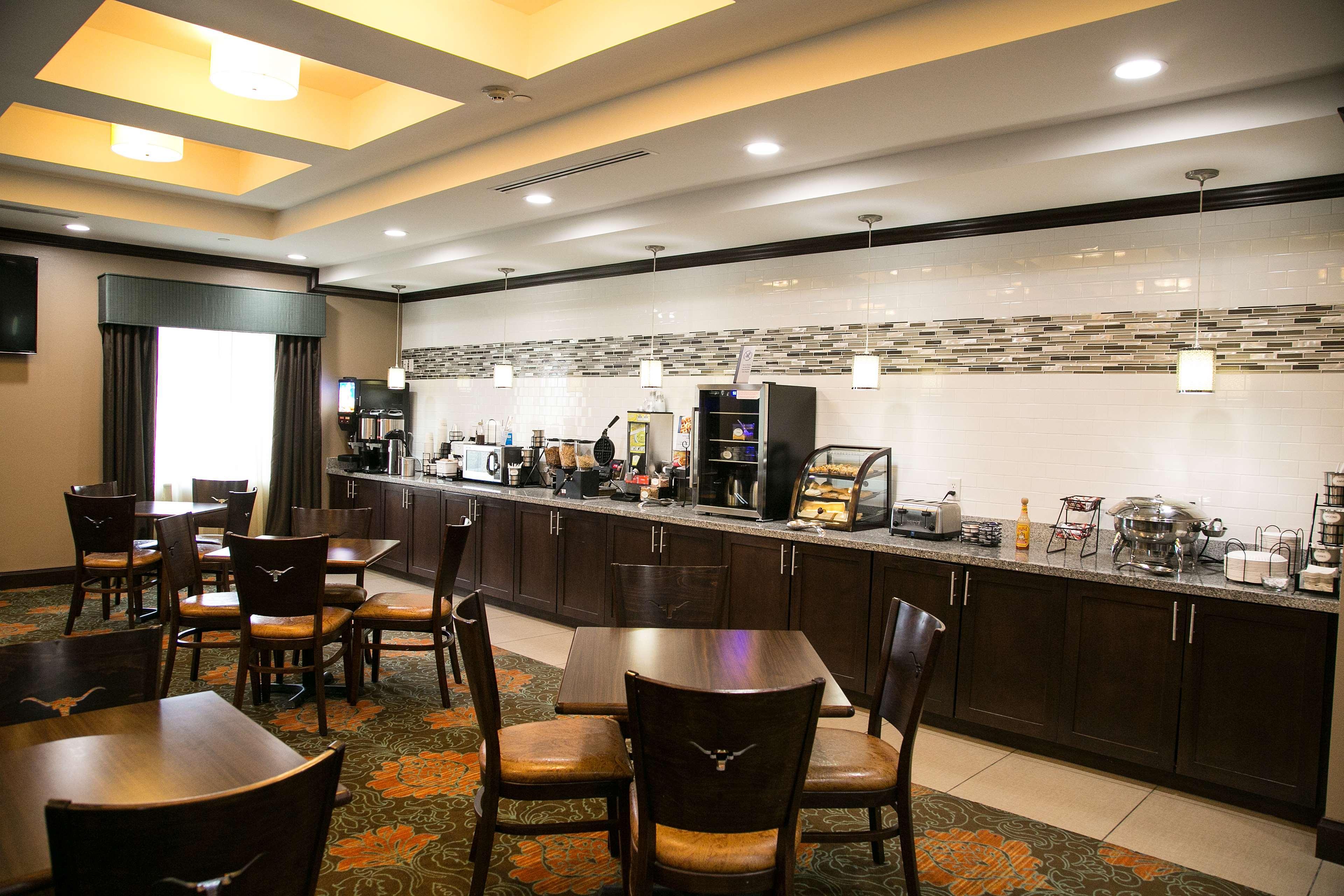 Best Western Plus Longhorn Inn & Suites Luling Exterior photo