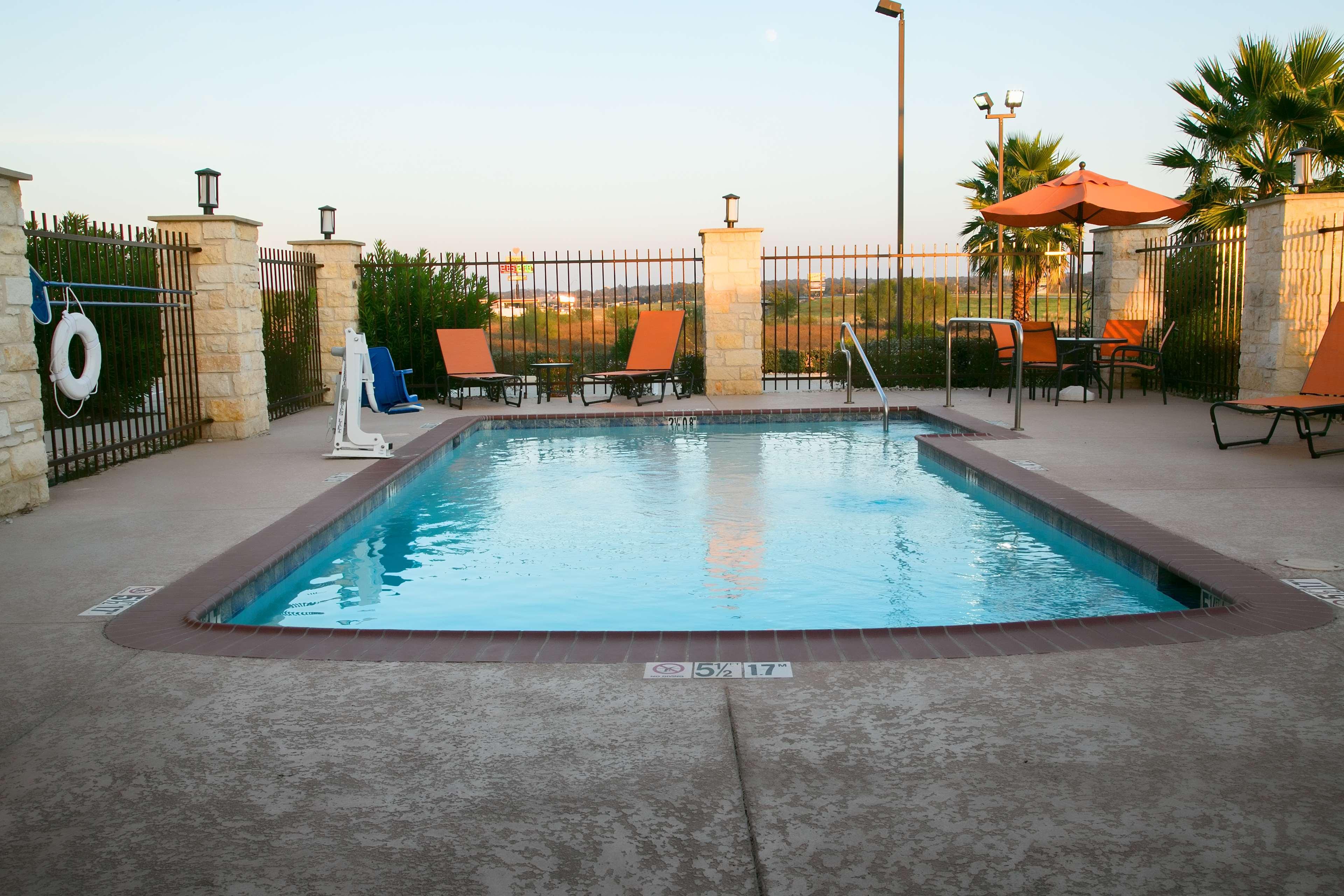 Best Western Plus Longhorn Inn & Suites Luling Exterior photo