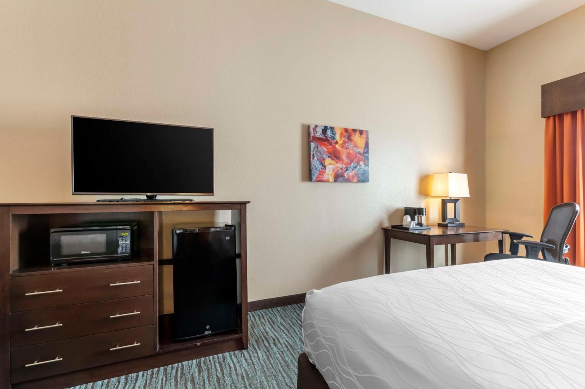 Best Western Plus Longhorn Inn & Suites Luling Exterior photo