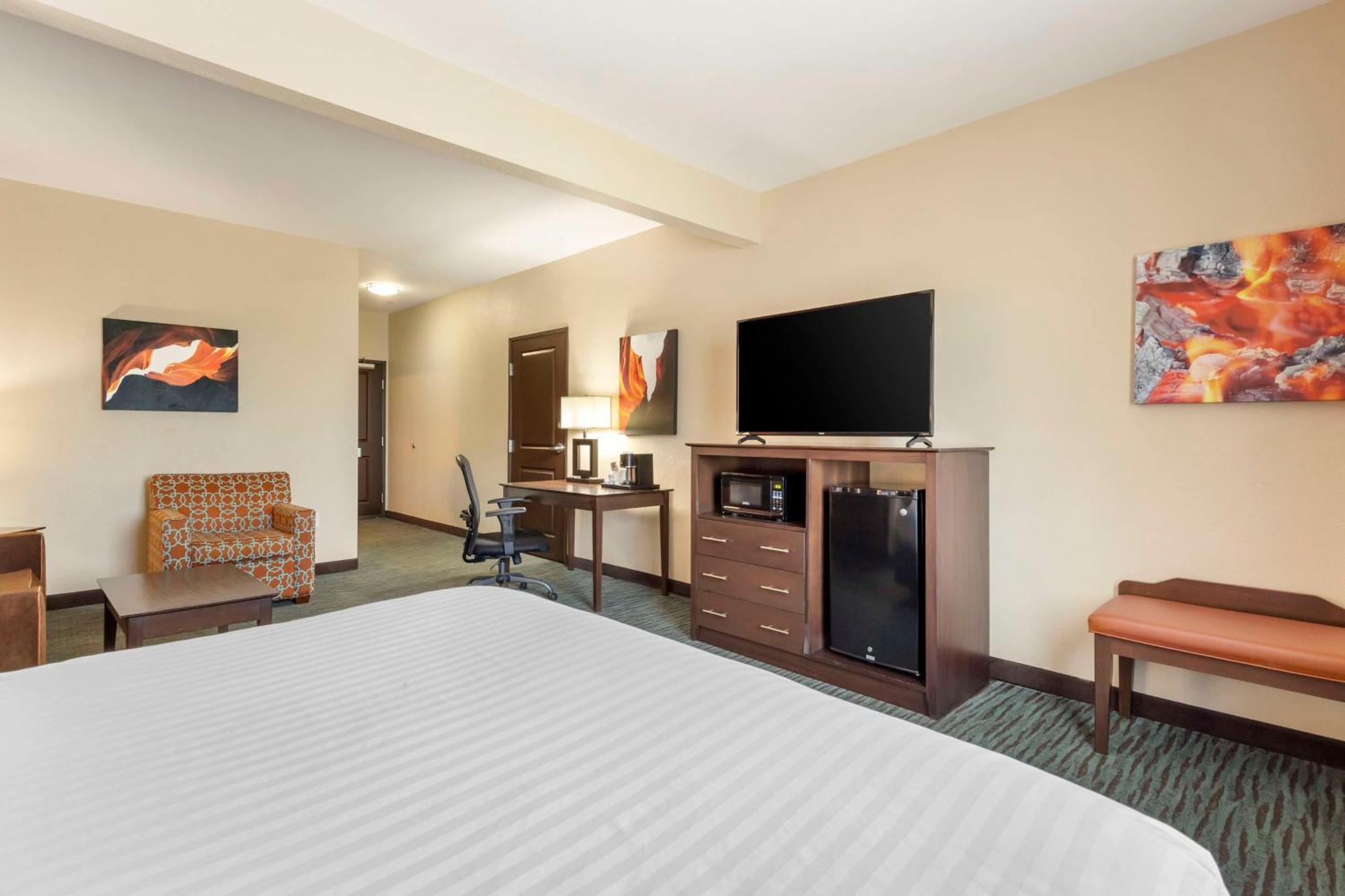 Best Western Plus Longhorn Inn & Suites Luling Exterior photo