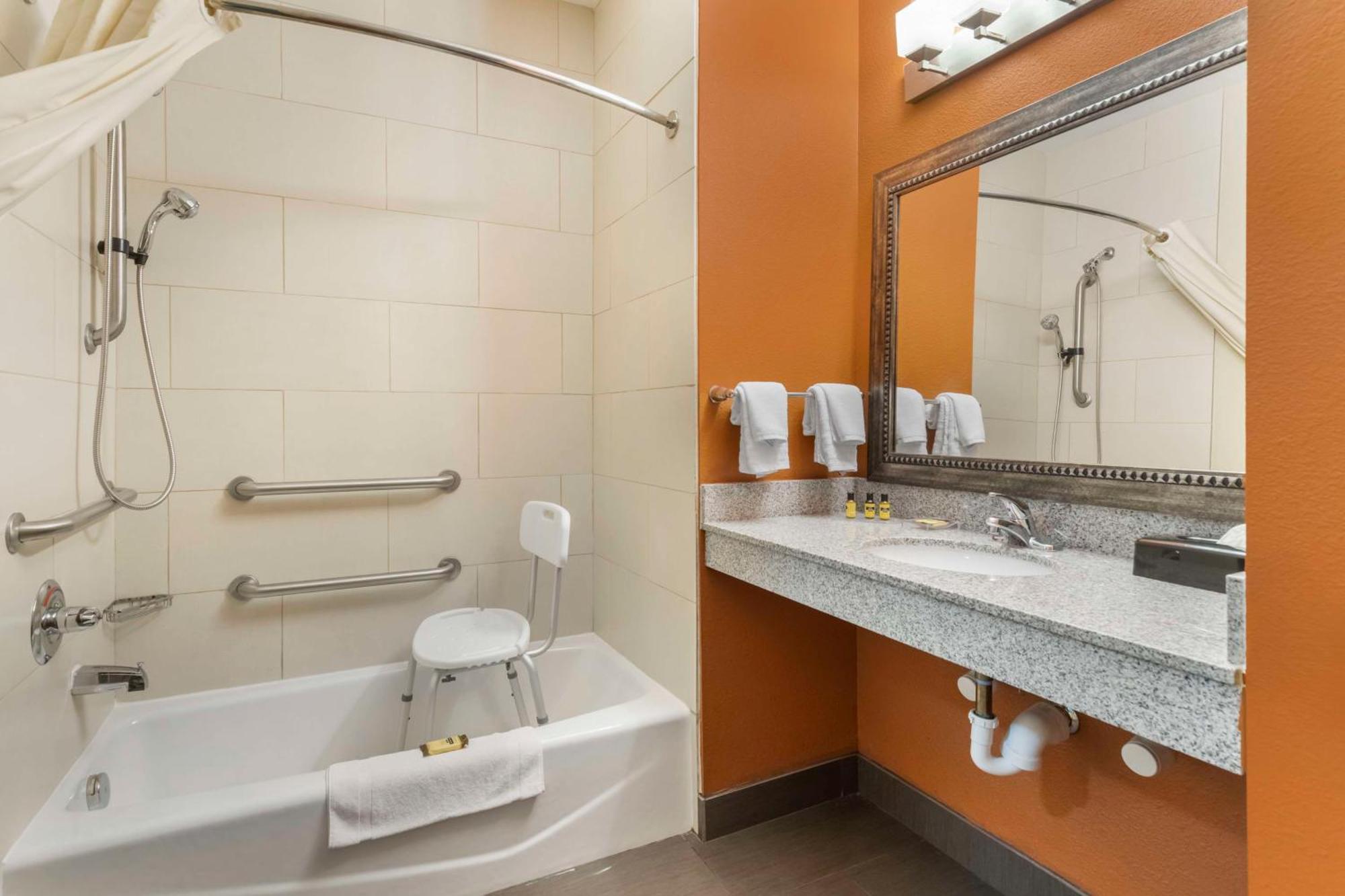 Best Western Plus Longhorn Inn & Suites Luling Exterior photo