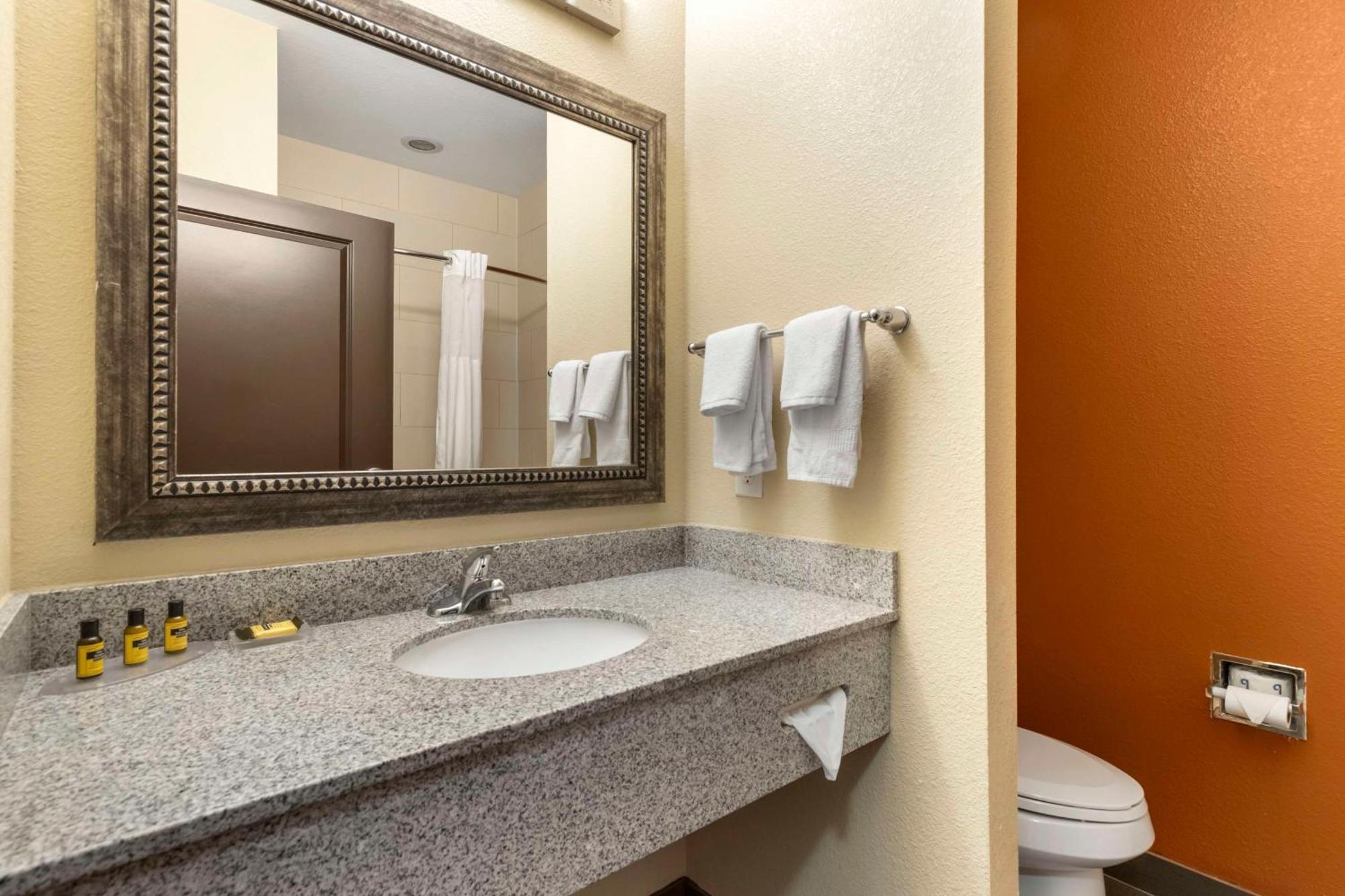 Best Western Plus Longhorn Inn & Suites Luling Exterior photo