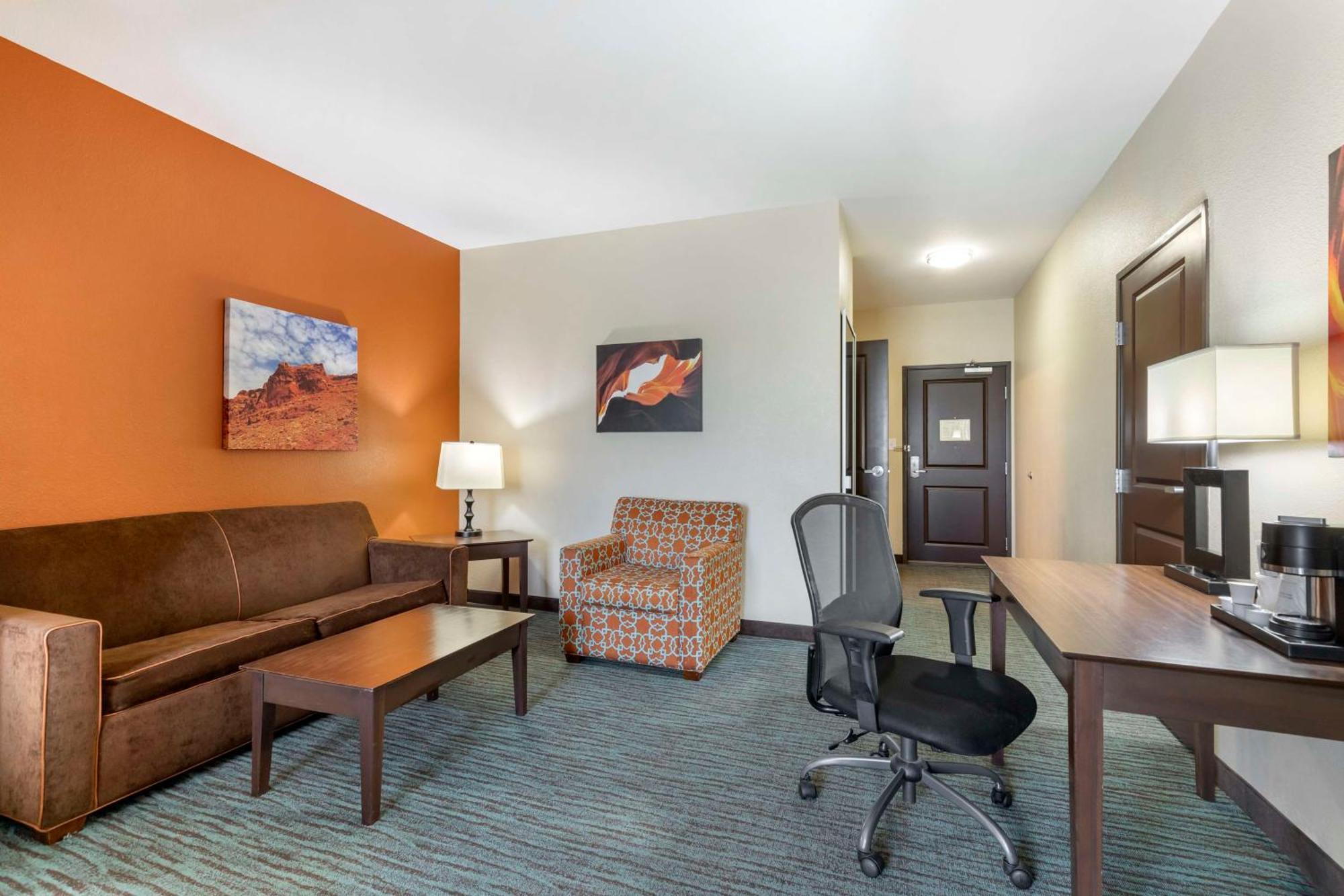 Best Western Plus Longhorn Inn & Suites Luling Exterior photo