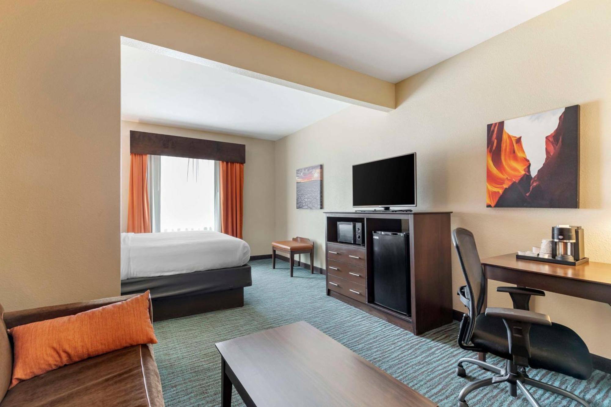 Best Western Plus Longhorn Inn & Suites Luling Exterior photo