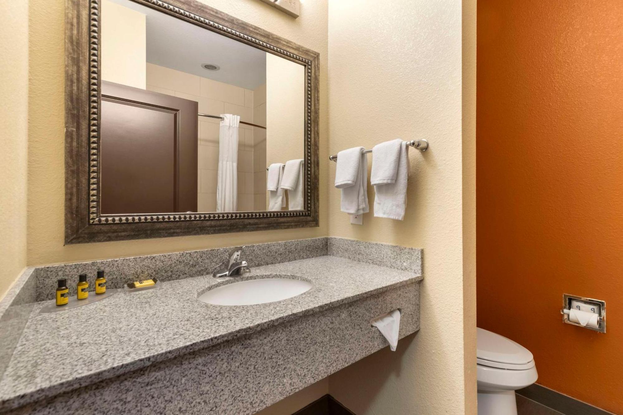 Best Western Plus Longhorn Inn & Suites Luling Exterior photo