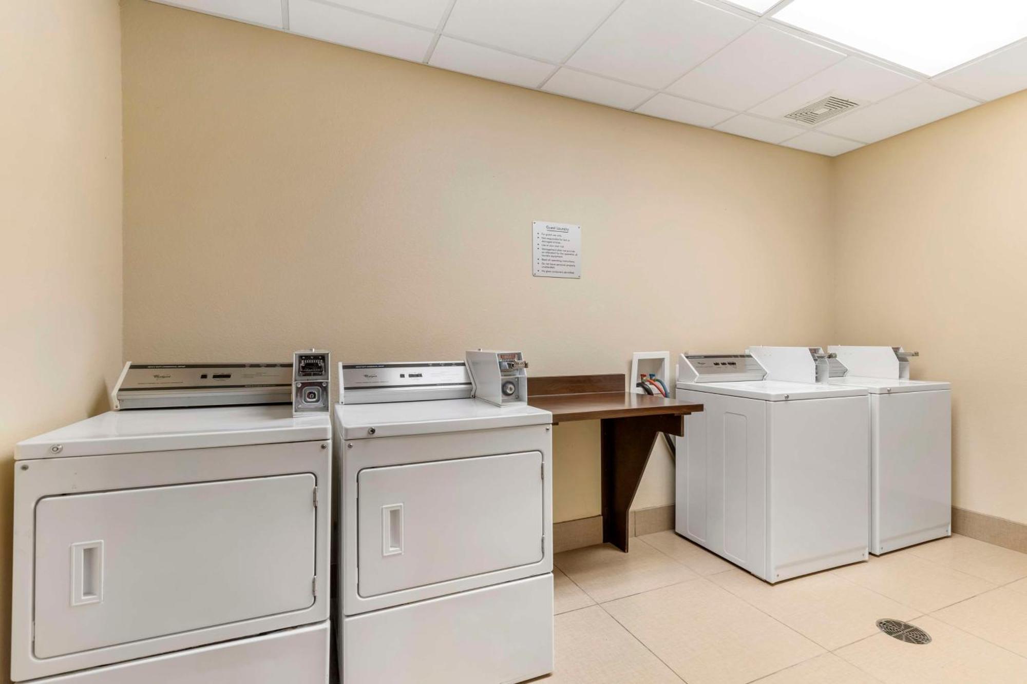 Best Western Plus Longhorn Inn & Suites Luling Exterior photo