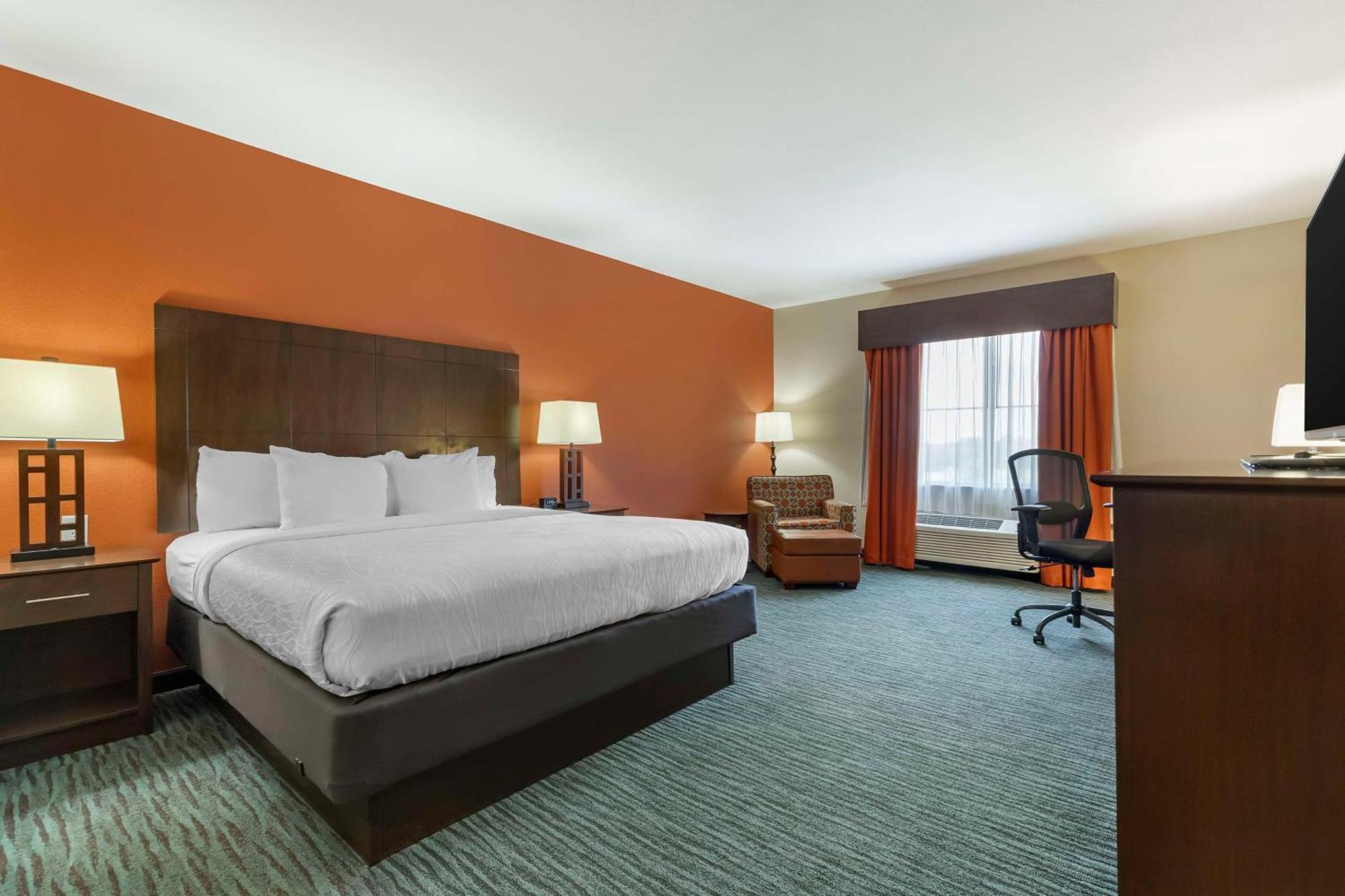 Best Western Plus Longhorn Inn & Suites Luling Exterior photo