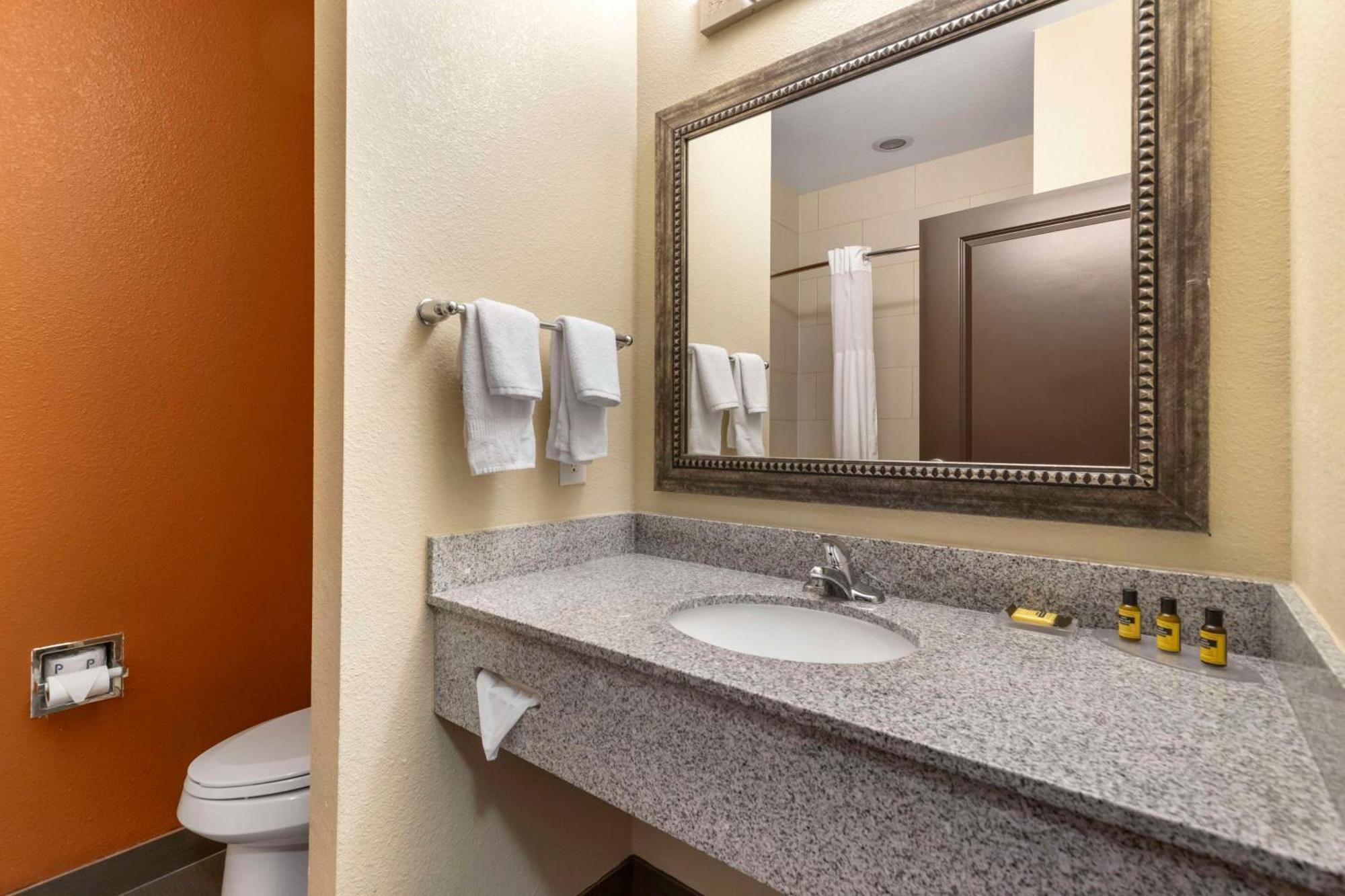 Best Western Plus Longhorn Inn & Suites Luling Exterior photo