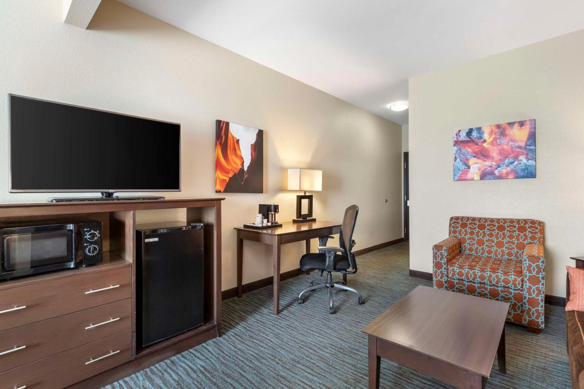 Best Western Plus Longhorn Inn & Suites Luling Exterior photo