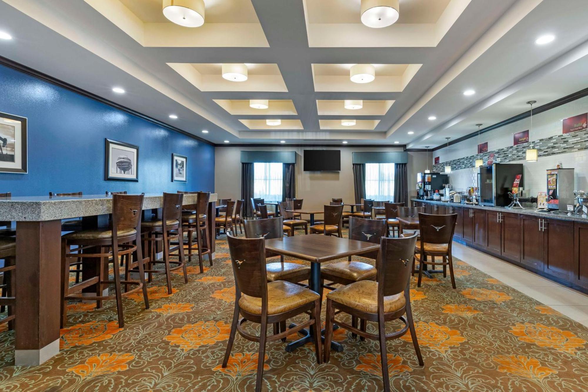 Best Western Plus Longhorn Inn & Suites Luling Exterior photo