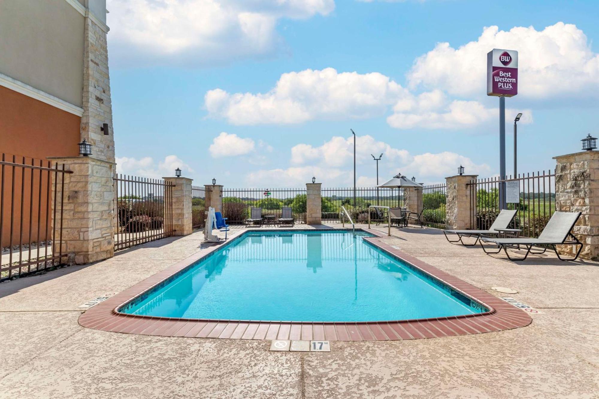 Best Western Plus Longhorn Inn & Suites Luling Exterior photo