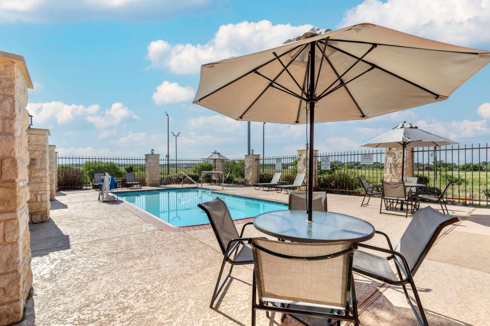 Best Western Plus Longhorn Inn & Suites Luling Exterior photo