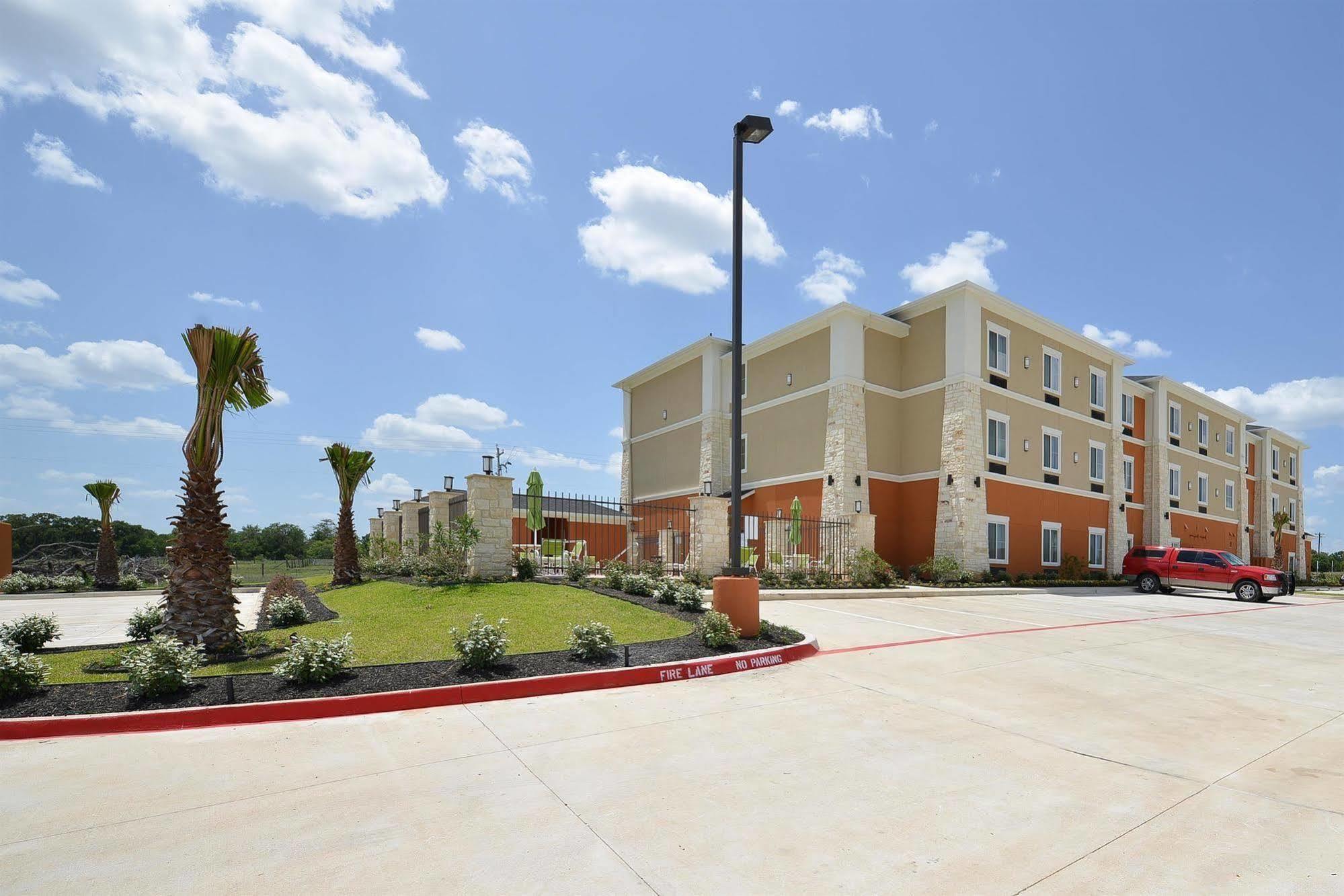 Best Western Plus Longhorn Inn & Suites Luling Exterior photo