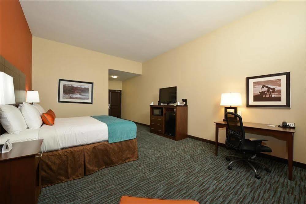 Best Western Plus Longhorn Inn & Suites Luling Exterior photo