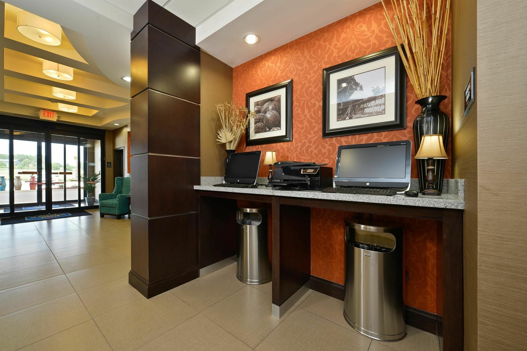 Best Western Plus Longhorn Inn & Suites Luling Exterior photo